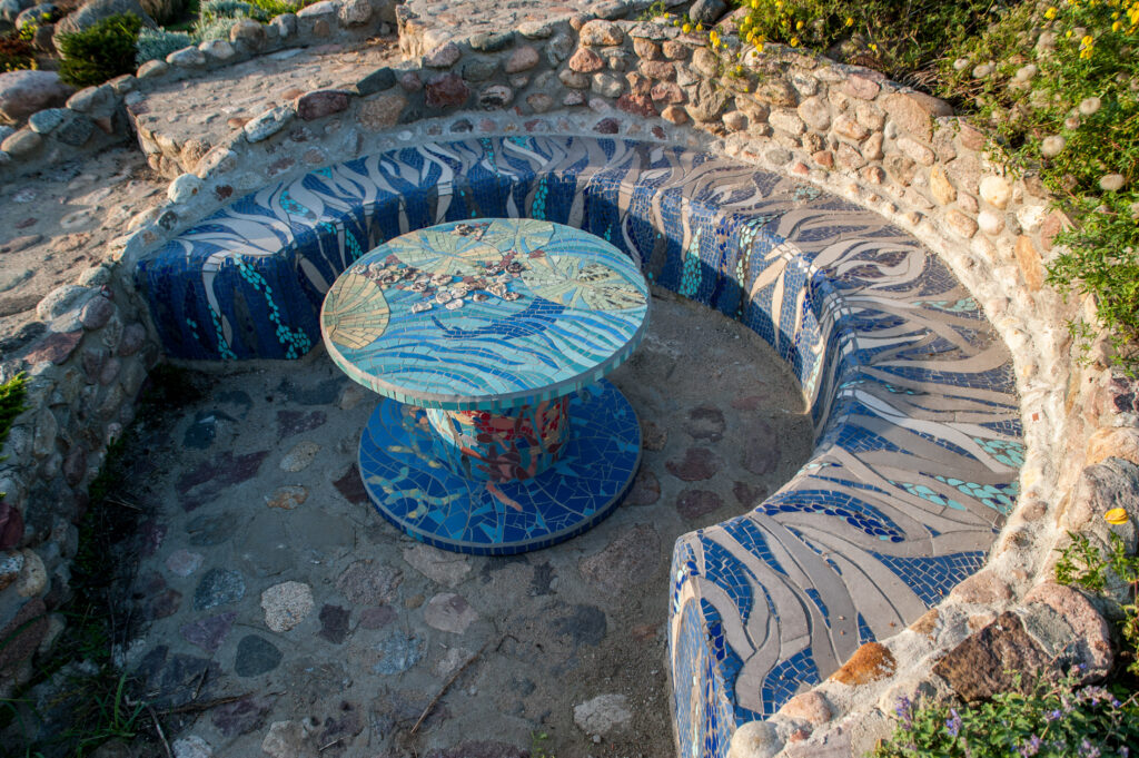 mozaika ceramiczna, rzeźba ogrodowa, mozaika w ogrodzie